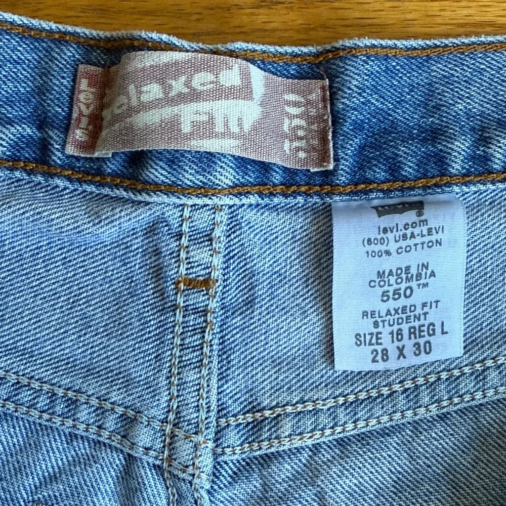 Levi’s Vintage 90’s 550 light wash student fit high rise cut off jean shorts